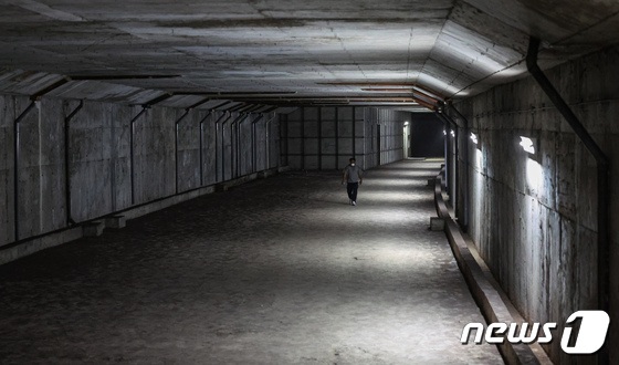 5일 서울 중구 지하철 2호선 시청역과 을지로입구역 사이 지하 2층 미개방 공간이 언론에 공개되고 있다. 서울시는 40년 만에 공개되는 폭 9.5m, 높이 4.5m, 총 길이 335m규모의 이 공간을 오는 8~23일 시민들에게 선보인다고 밝혔다. / 이하 뉴스1
